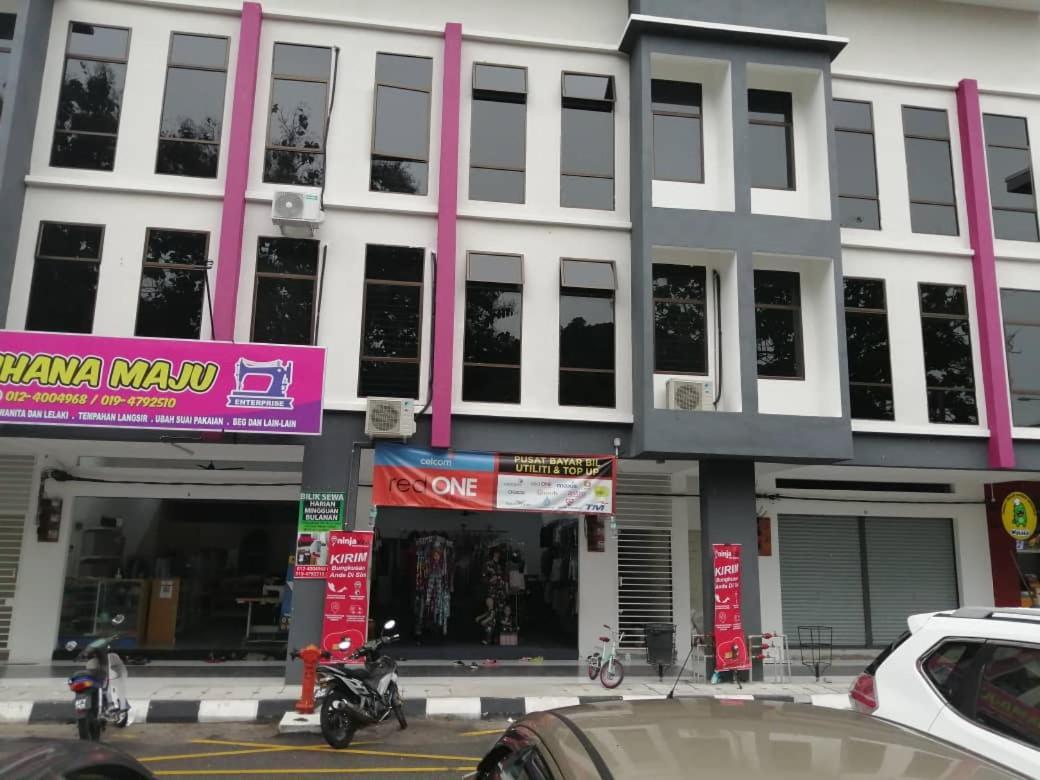 World Kids Fantasy Hotell Lumut Exteriör bild