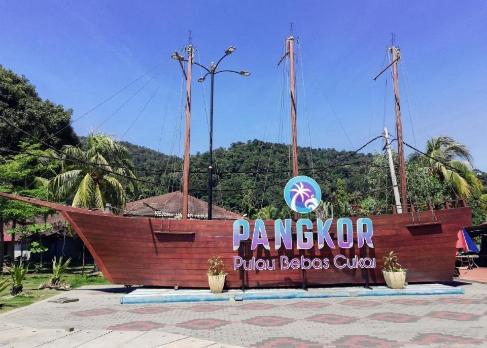 World Kids Fantasy Hotell Lumut Exteriör bild